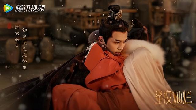 这部剧一开播持续霸屏,单日流量破3亿,除了剧情不拖拉之外,「疑商CP」的高糖剧情更看得观众脸红心跳~