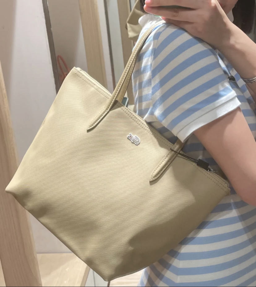 喜欢经典的款式也可以选择入手卡其色！