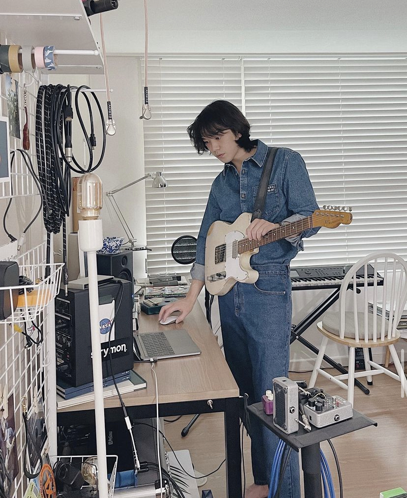他本人是一个非常有音乐才华的制作人,因为制作出多首热门歌曲被称为「全能型音乐人」,并且收获了很高的知名度!