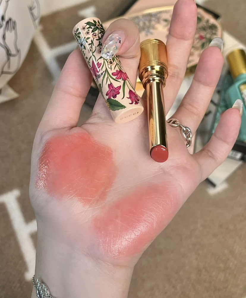 妥妥的温柔奶茶色很适合日常淡妆,薄涂一次就像是自然的粉嫩唇色效果,超显白和气质感的色号!