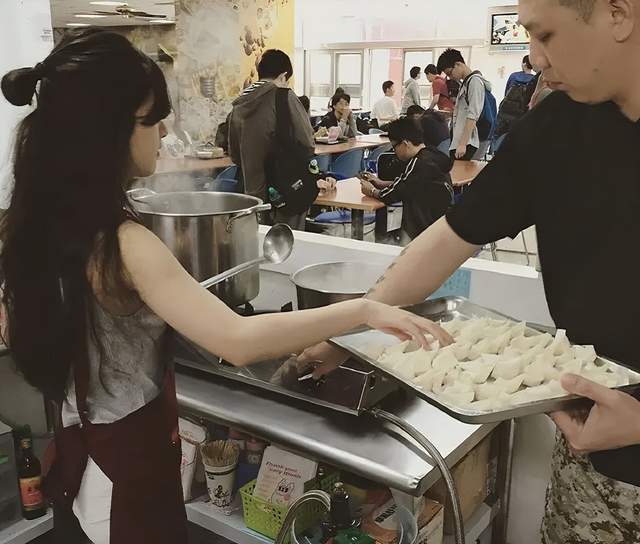 甚至还在学校的学餐内经营了一间馄饨店,每天还要亲自去挑选猪肉呢!