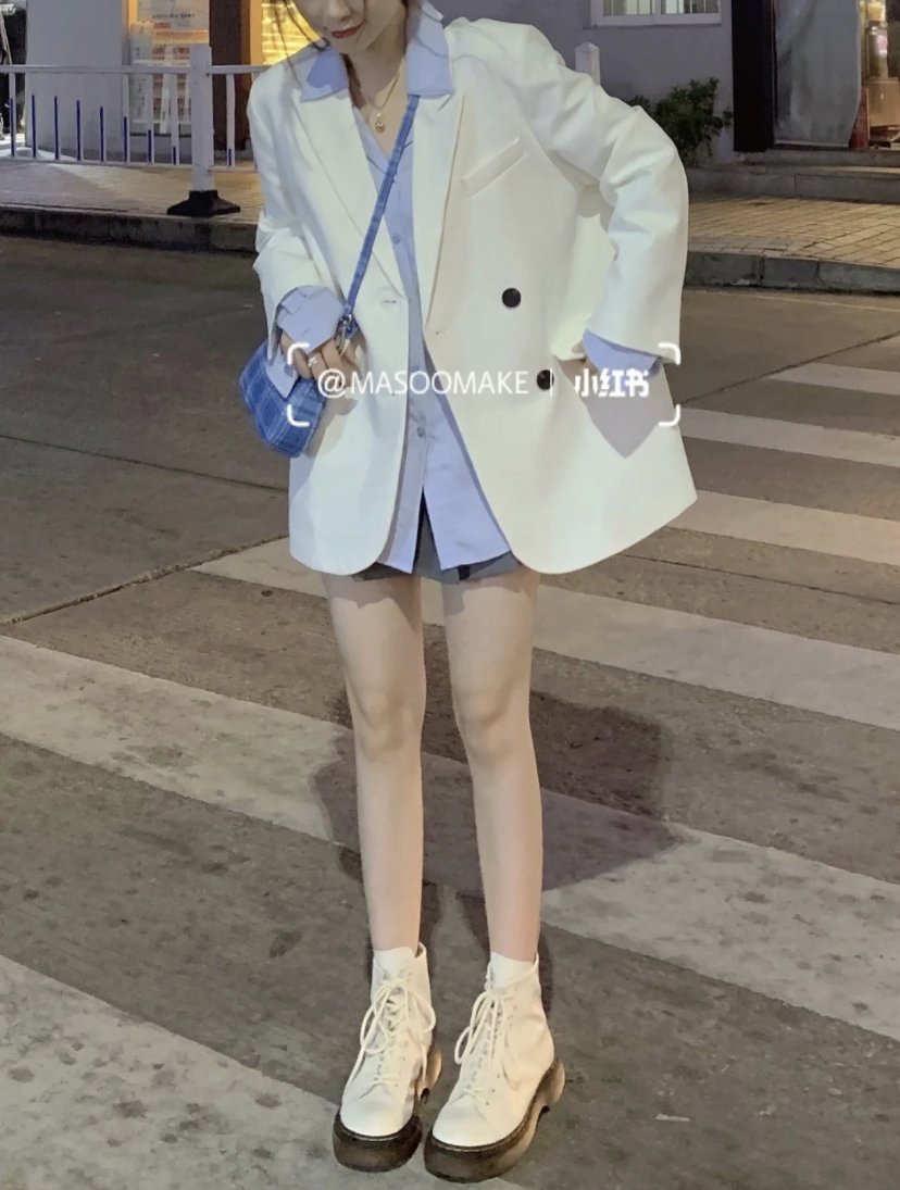 韩系穿搭中最常见的西装外套,搭配马丁靴也意外的好看!