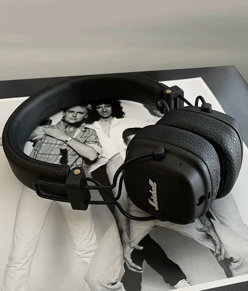 同时支持无线充电和快充功能，续航能力也高！