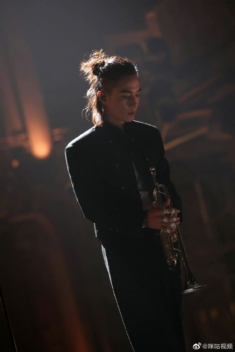 今年回归则是挑战客家话，还吹起小号，高燃献唱《莫欺少年穷》