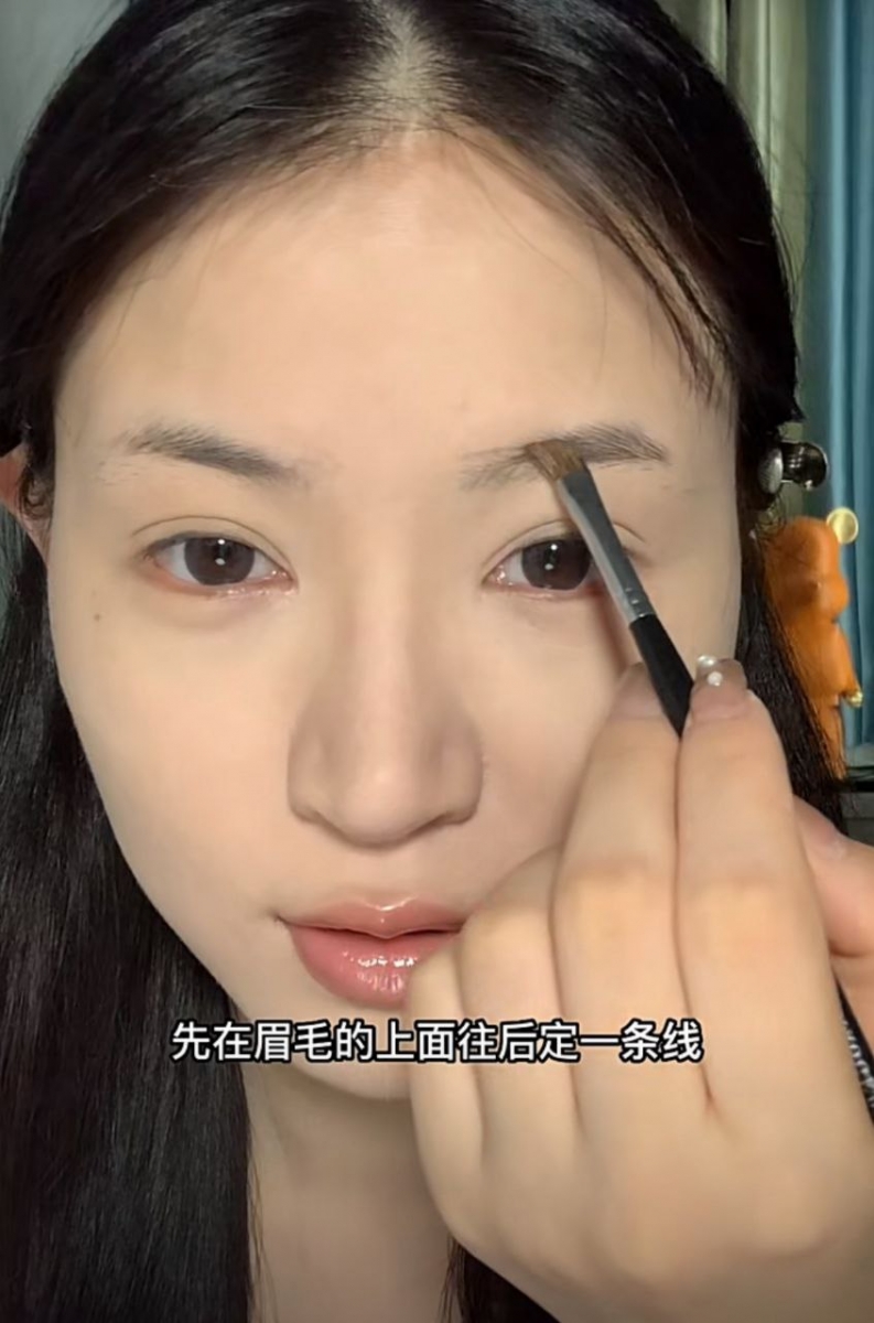 在眉毛上面用眉粉定出一条平线,然后填满线下面的部分