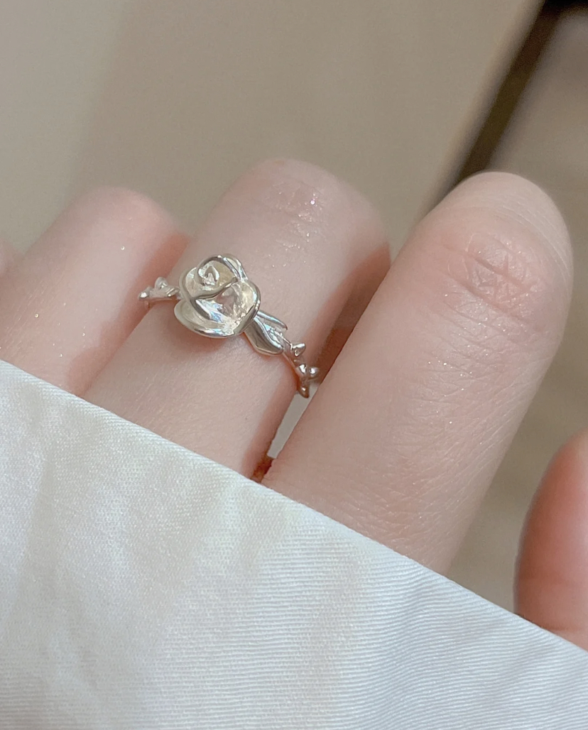 外表是浪漫的玫瑰花和蔓藤的设计,立体玫瑰花看起来更有个性,适合各种风格可盐又可甜!