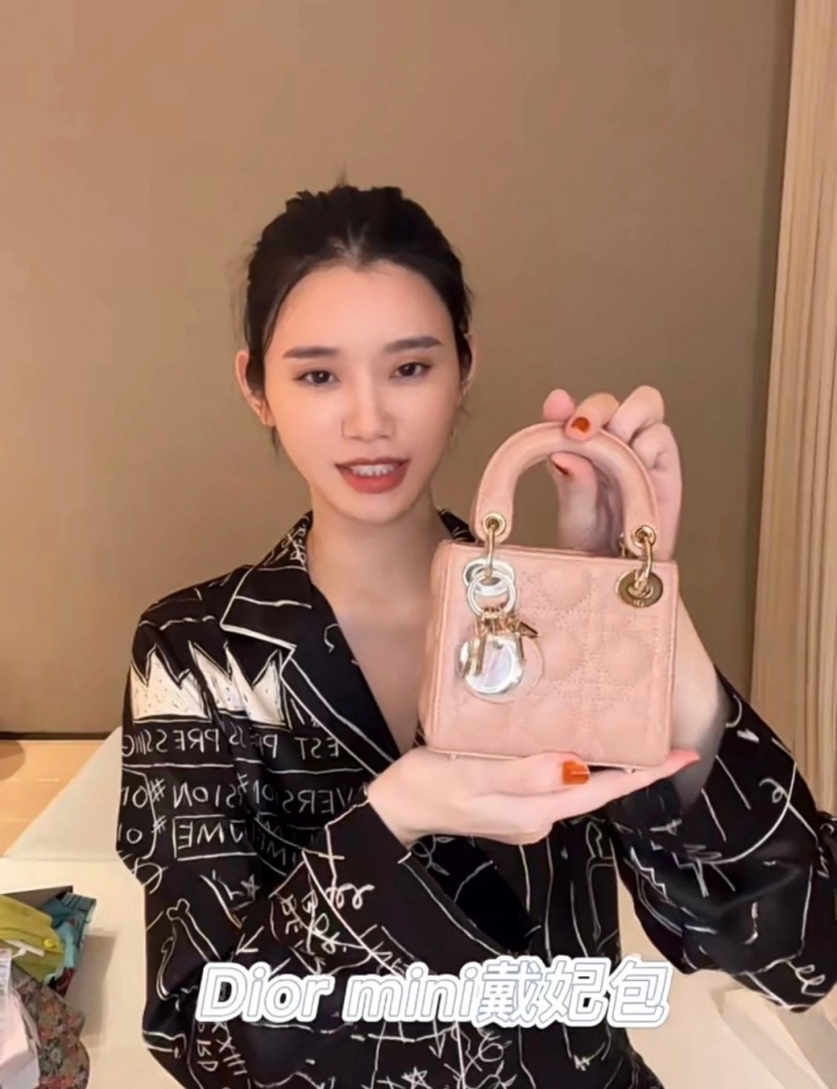 母子俩背着同款包包，肯定能赚足回头率成为全场焦点