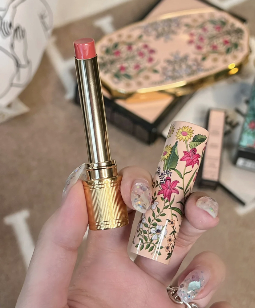 外表也是超好看的碎花设计,再加上金色的管身瞬间变得更有高级感!