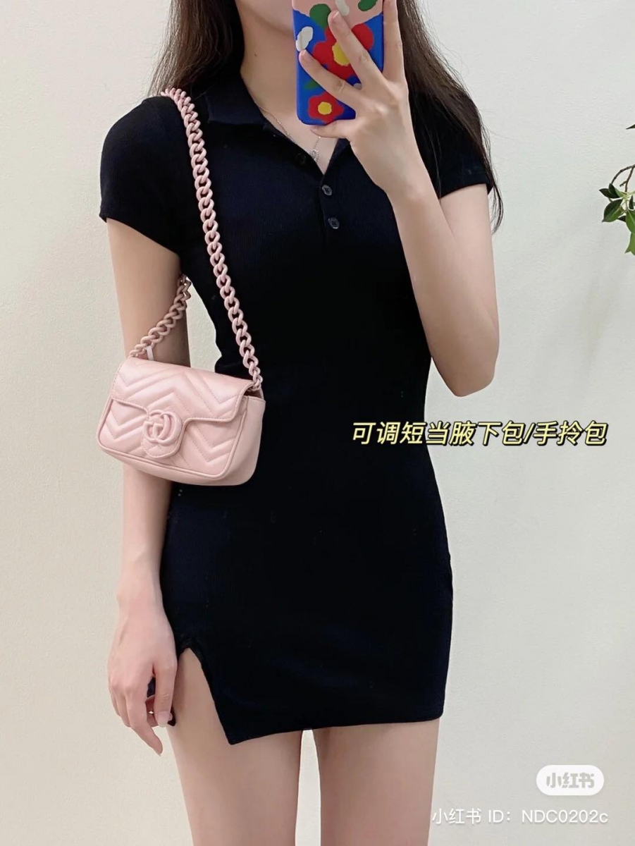 链带也从银色换上同色系的雾面质感来呼应包包颜色