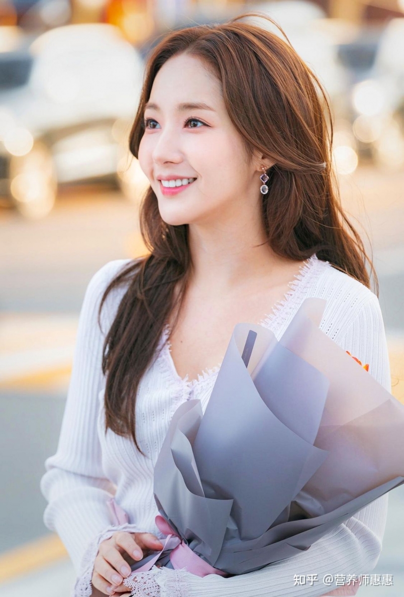 「我认为诚实地接受现实并不是一个坏主意。过去很重要,但我希望人们能更多地关注当前的“女演员朴敏英”。」