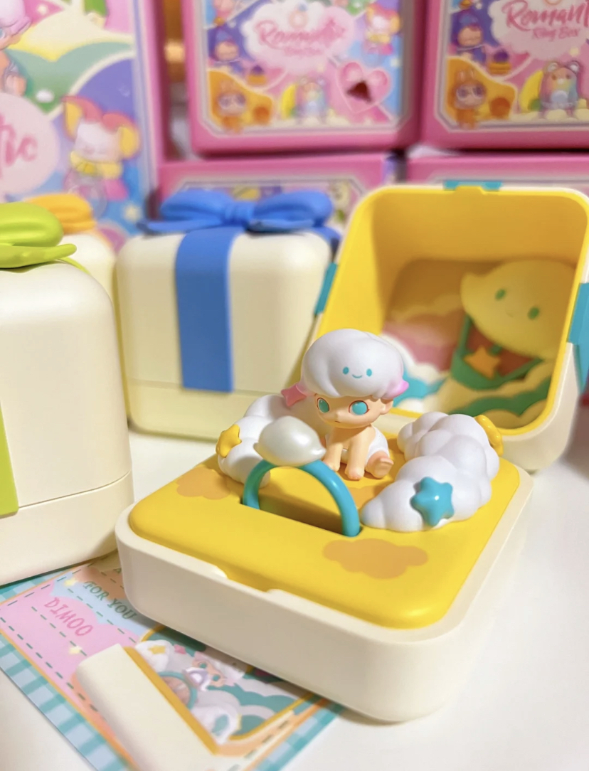 婴儿版的「Dimoo」人气也很高，蓝色小眼眸和软乎乎的白发，戒指也是相同色系的设计哦！