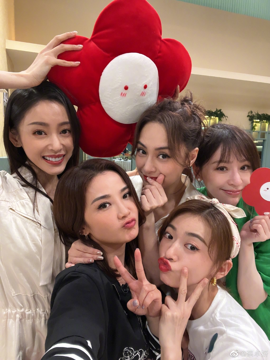 原来张天爱才是拿着换皇族剧本的姐姐