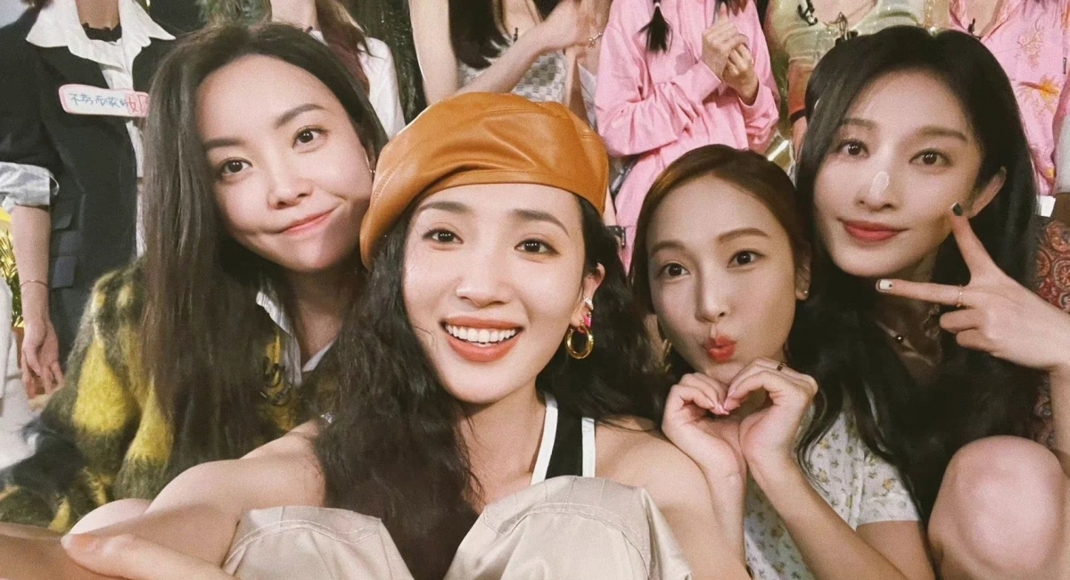 而张俪、于文文也都有进组的安排。粉丝们都很担心万一与节目录制冲突了,不知道是不是有姐姐被迫退出的情况?!