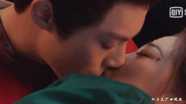 而新增的吻戏镜头分别是「忘川之吻」和「额头之吻」