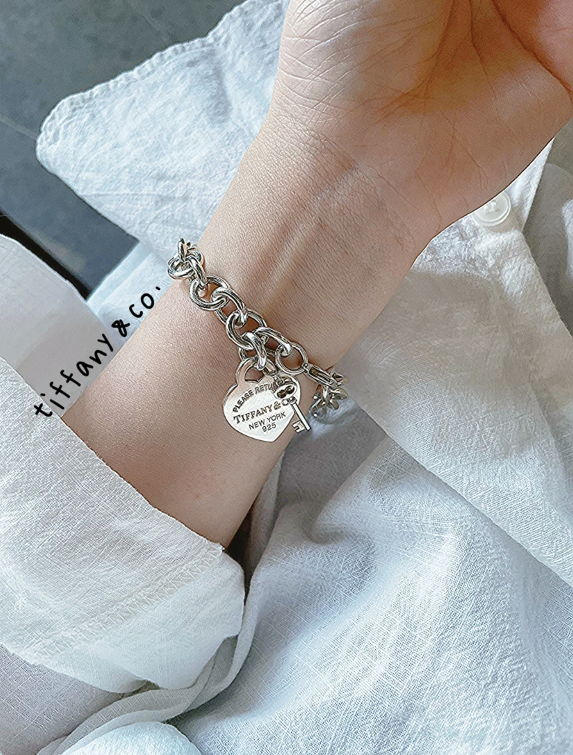 经典的爱心钥匙手链采用的是泡泡链,属于比较粗的链条设计适合走酷帅风的集美们