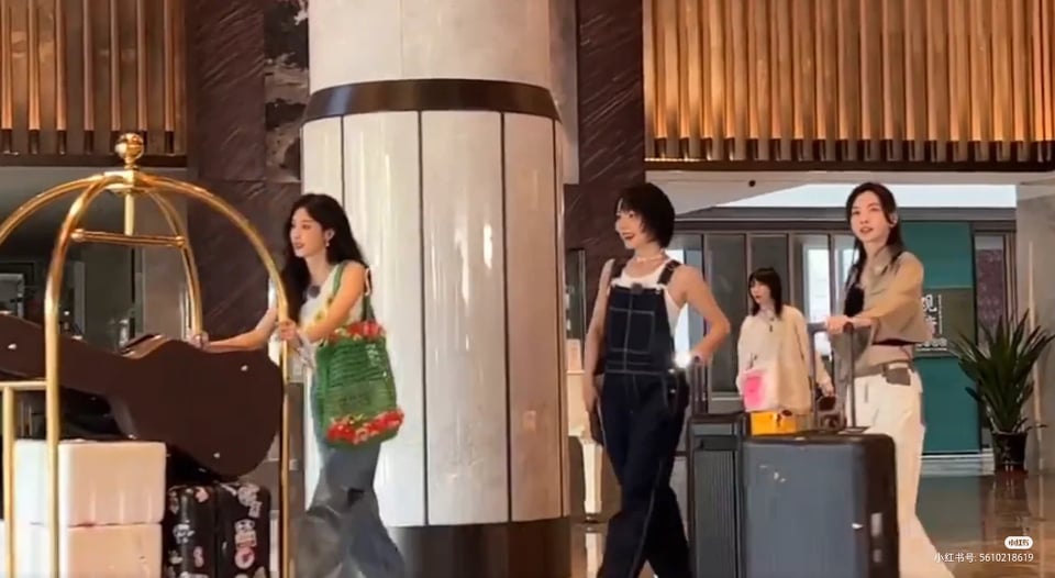 从视频中可看到,姐姐们除了携带行李箱还有乐器,看来是准备「大展身手」了~