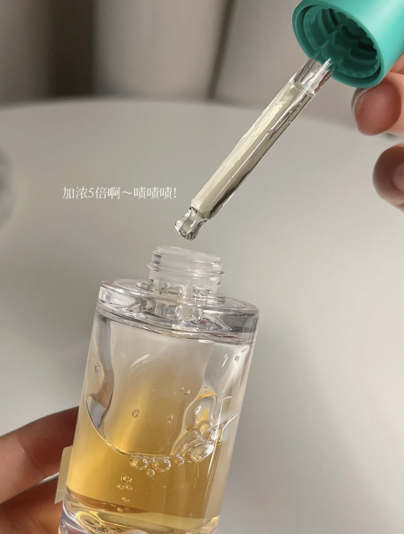 主要成分含有高浓度积雪草提取物,增加了5倍的高效修护肌肤屏障能力,可以快速舒缓镇静肌肤