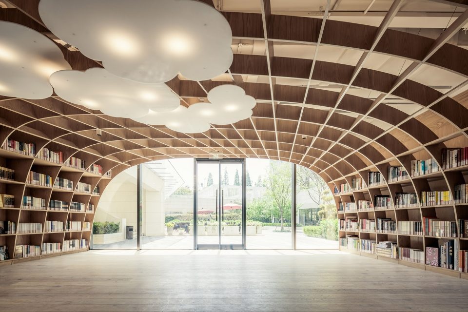 吴尊所居住的小区拥有图书馆、恒温泳池、养身会所等豪华社区中心