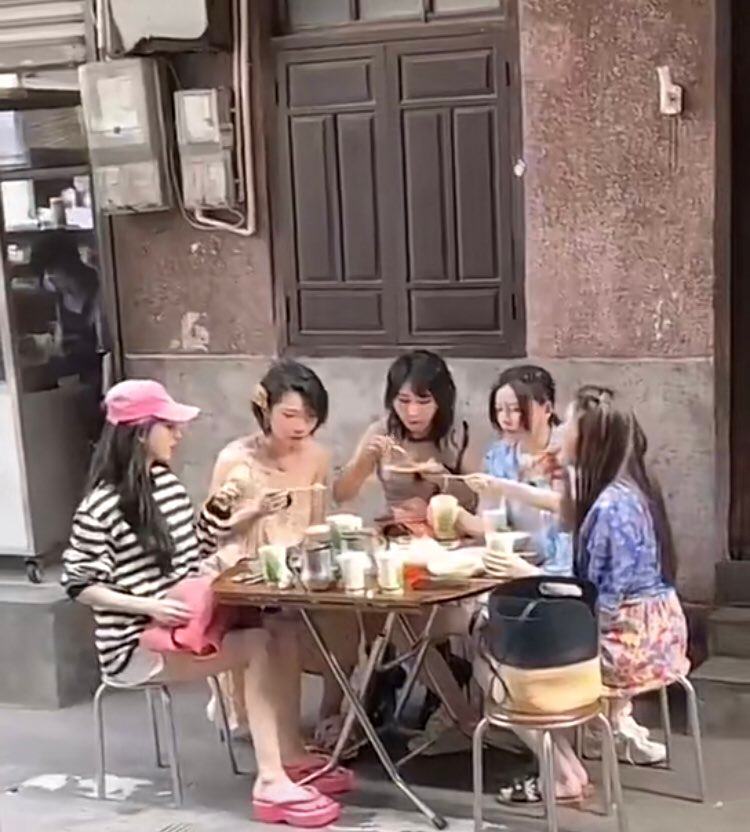 吃路边摊画面瞬间引起热议