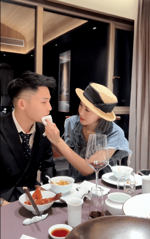 早前李彩桦和某网红拍摄的视频,意外引起网友的热议!