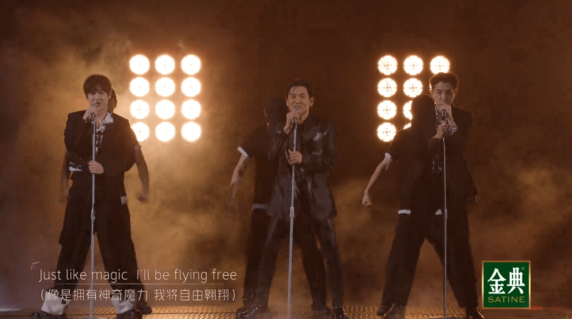 反而杜德伟组的《Just like fire》全英文唱跳表现得非常出彩。