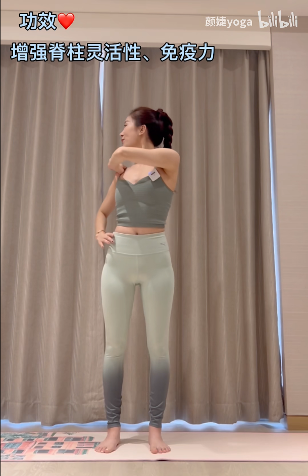 动作二:右手放在腰间,左手指尖搭在右侧的肩膀上,转身向右扭转,保持 5个 呼吸