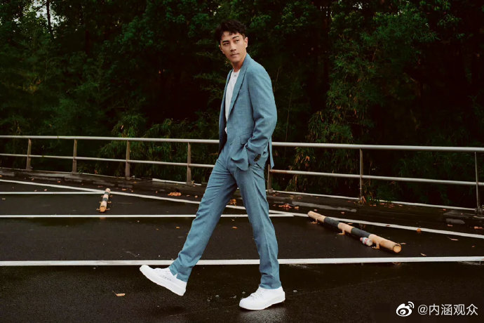 不过刘恺威在近日亮相央视中秋晚会，他与麦嘉欣合唱《小城是故乡》，获得网民激赞