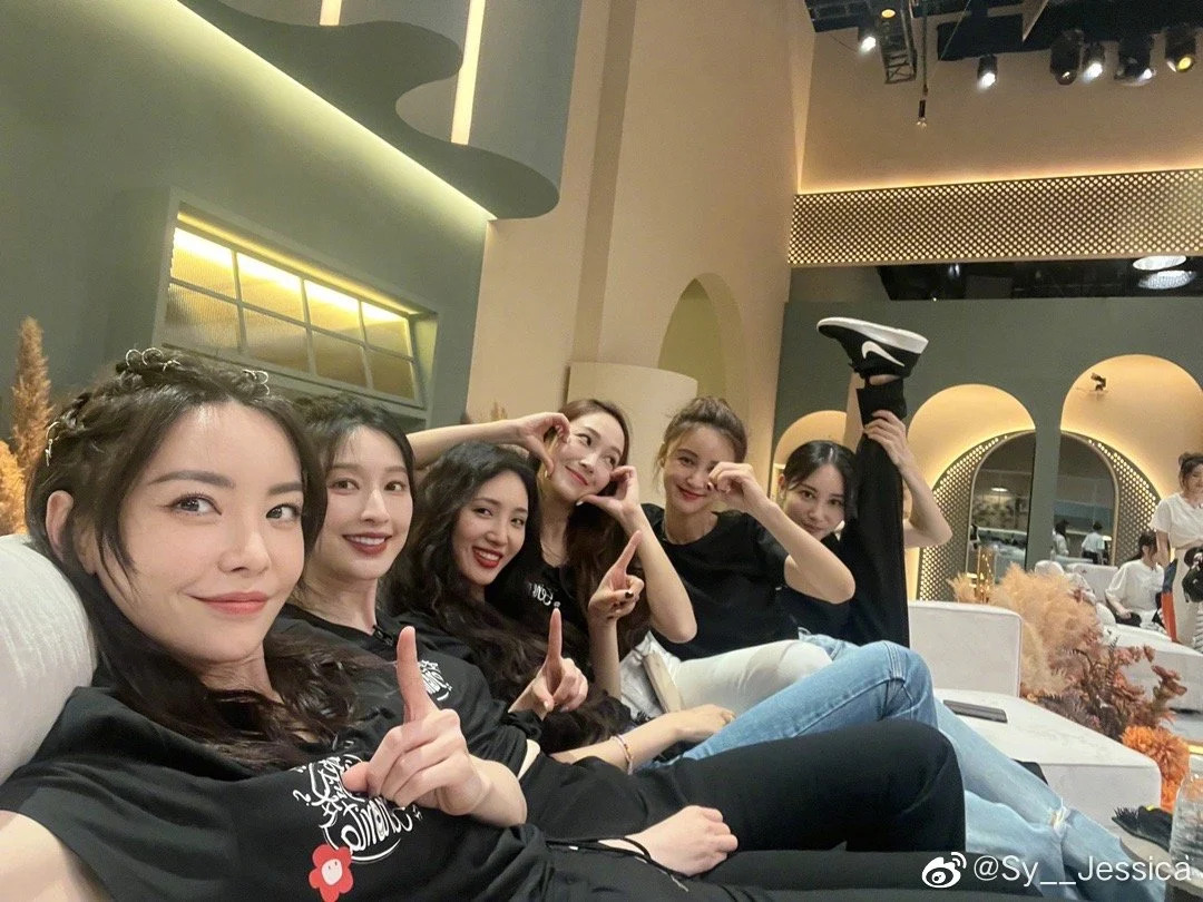 另外Jessica郑秀妍则和于文文、张天爱、刘恋、赵梦、张俪录制美食音乐节目《乐队的海边》,但暂未公布播出日期。