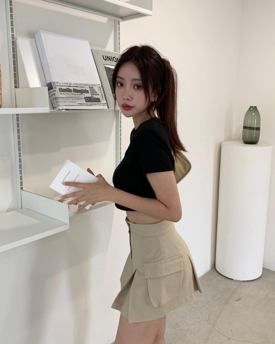 短版合身 crop top 让你轻易展现傲人身材~