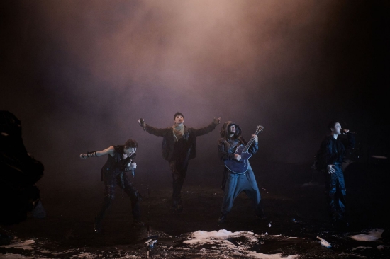 首先出场的是吴克群组,他们带来的是一首极具深意的歌曲《新地球》。