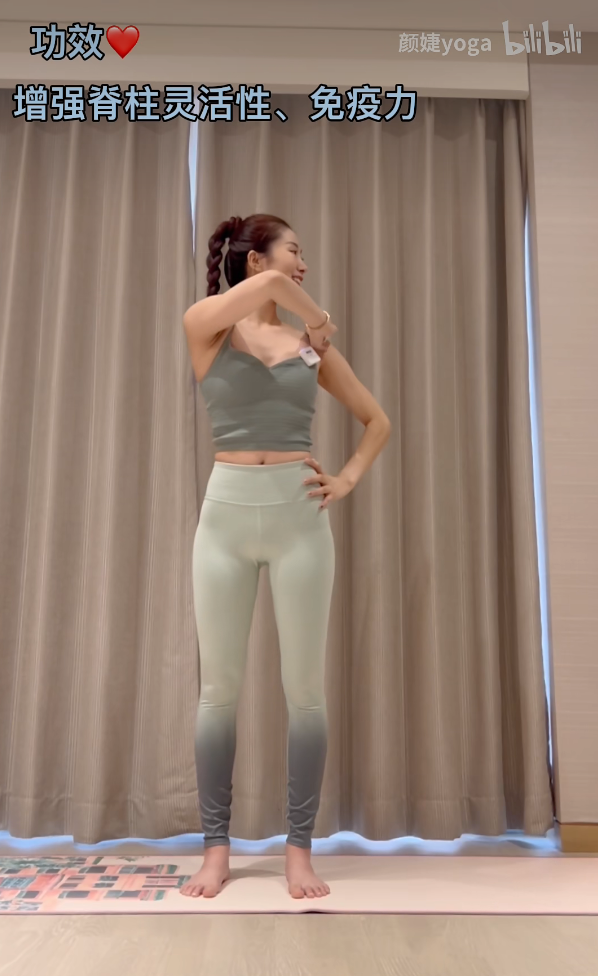 动作二:右手搭在左肩,身体向左边扭转,保持 5 个呼吸