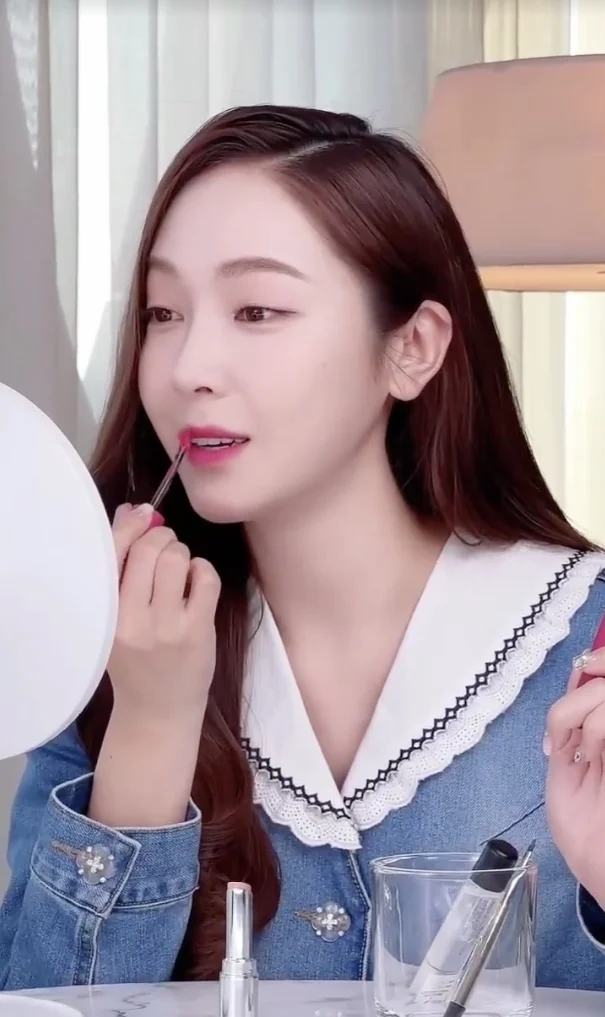 Step 1：深色唇膏打底