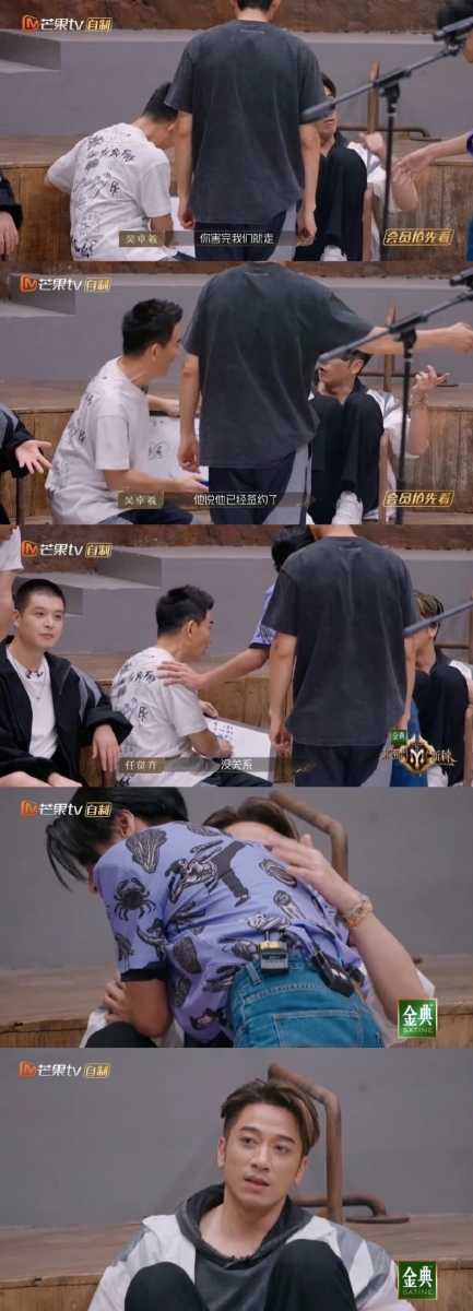 之后两人更“十指相扣”的路过任贤齐身旁时，任贤齐一脸不可思议的表情更是笑翻网友～