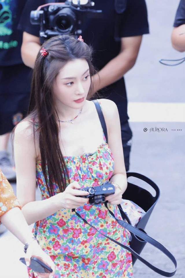 这么美的脸蛋哪一个男生会舍得劈腿呢