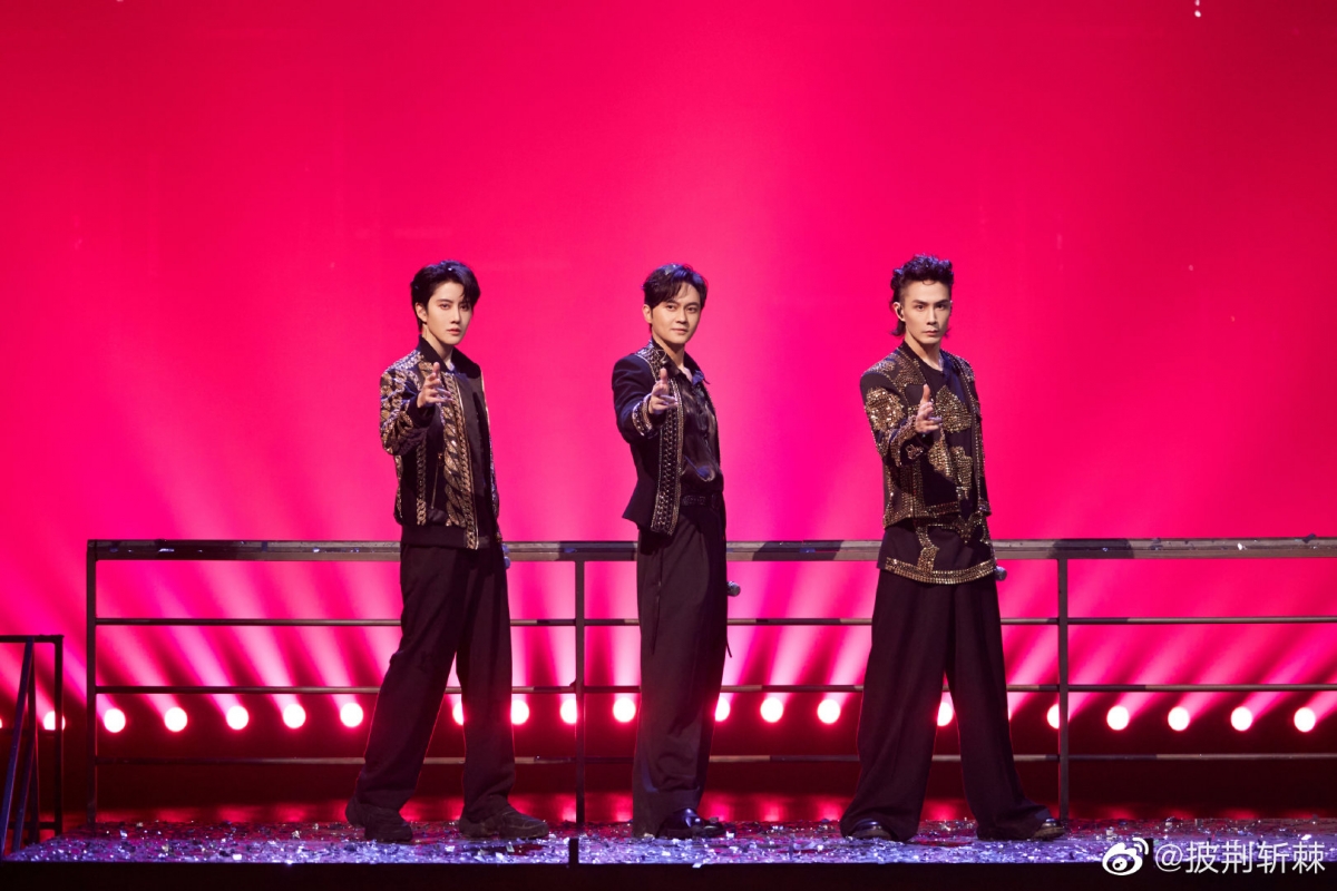 这次“初代哥哥”陈小春和张智霖联盟凭借《伤心的人别听慢歌》和《马》成功拿下全场最高火力值,获得第一名!