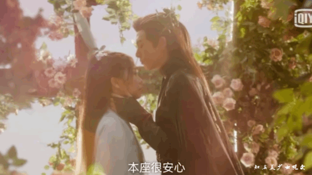 而新增的吻戏镜头分别是「忘川之吻」和「额头之吻」