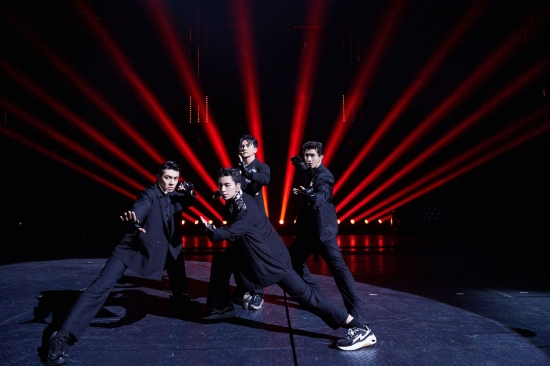 苏有朋组则表演周杰伦的《霍元甲》。