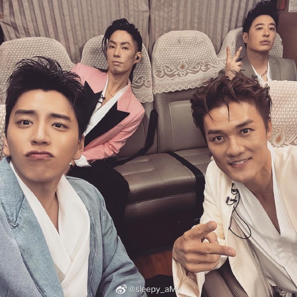 有网友也表示吴克群作为队长中资历最浅的一位，他一路走来可谓是顺风顺水