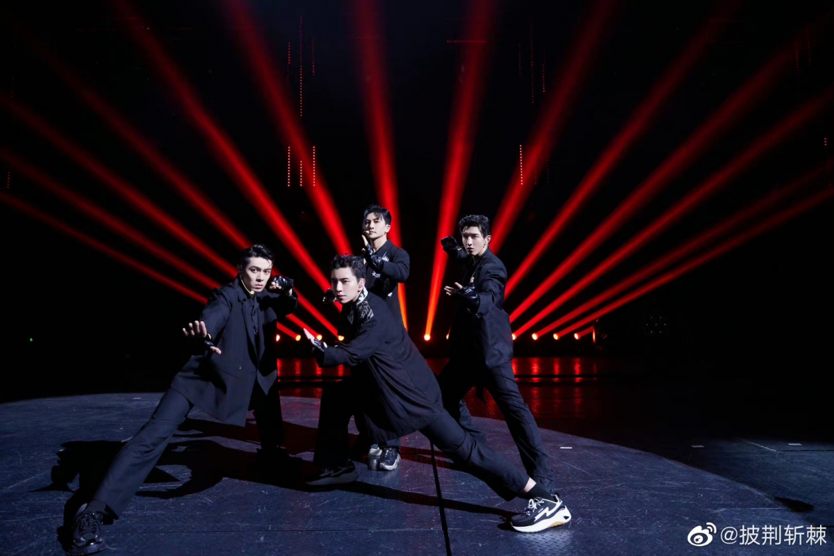 在一公舞台苏有朋的战队以一首《霍元甲》戏腔搭配“玩火”的设计,舞台效果拉满