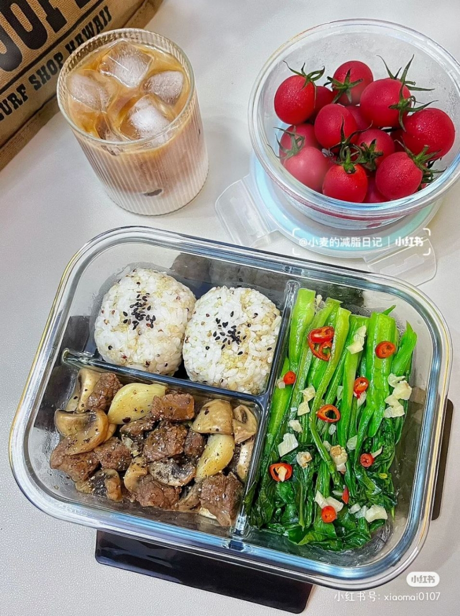 减脂便当 #2 | 蒜香口蘑牛肉粒 + 蒜蓉菜心 + 藜麦饭