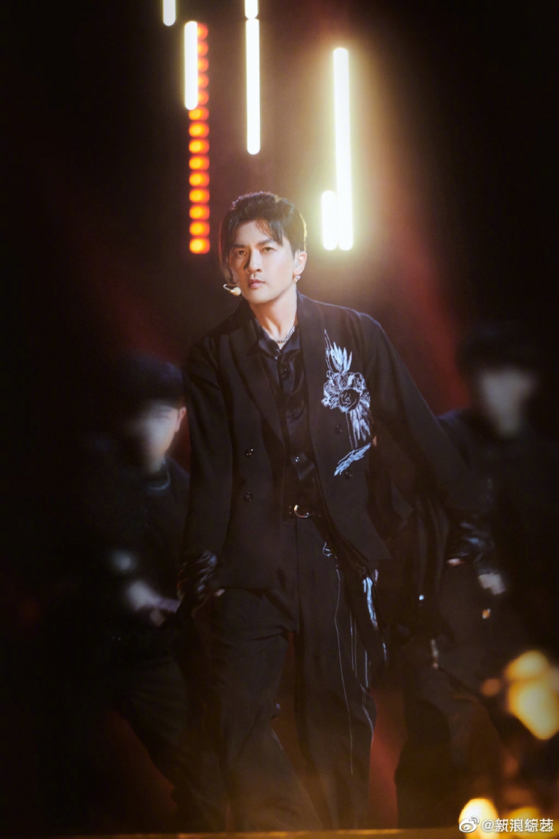 但没想到实力+人气都不俗的苏有朋部落选择追击张震岳部落,最后也成功获胜。