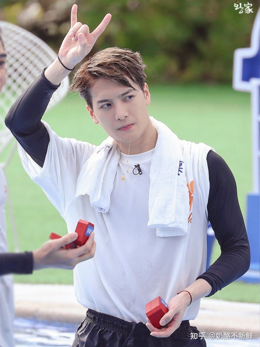 换成人气+综艺高都超高的王嘉尔。