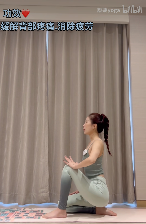 动作六:左脚向前踩地,让左脚的内足弓和右腿膝盖保持在一条线上,左手掌心推动膝盖的外侧