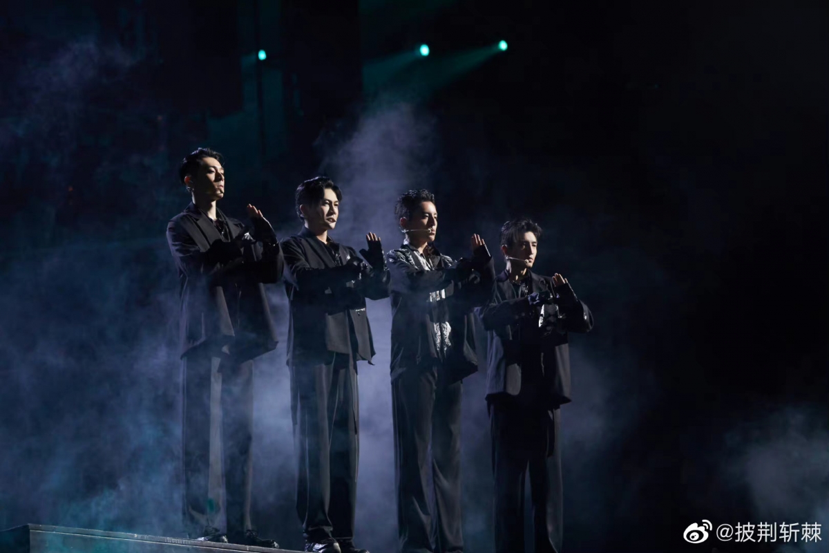 由于很多成员都在处于“划水”状态，导致舞蹈不齐连节目组都不敢拉近景