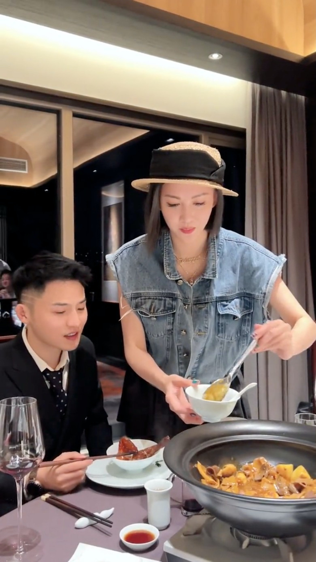 早前李彩桦和某网红拍摄的视频,意外引起网友的热议!