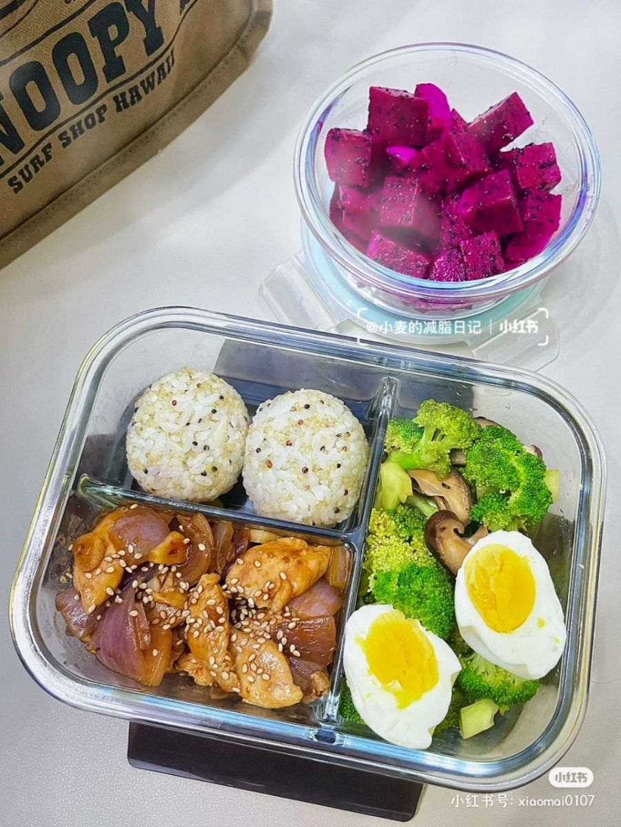 减脂便当 #4 | 韩式洋葱鸡胸肉 + 西兰花炒口蘑 + 糙米饭 + 鸡蛋