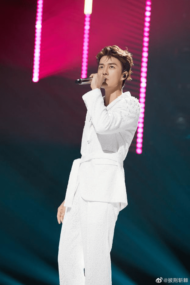 对此，有不少网友大喊不公平，更质疑节目组强捧吴克群