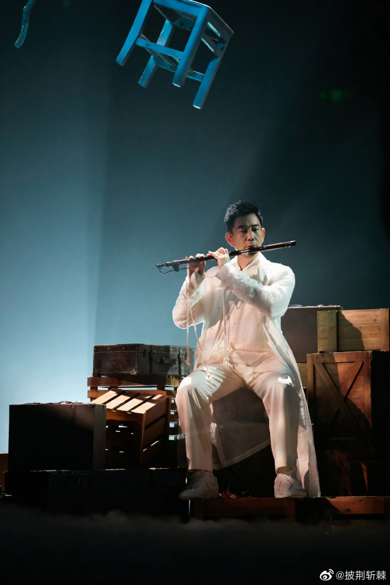 「那些骂的人，你们是觉得张智霖不办婚礼靠实力会输吗？还是离开的那两个人个人喜爱度那么低是张智霖投票的吗？搞笑了」