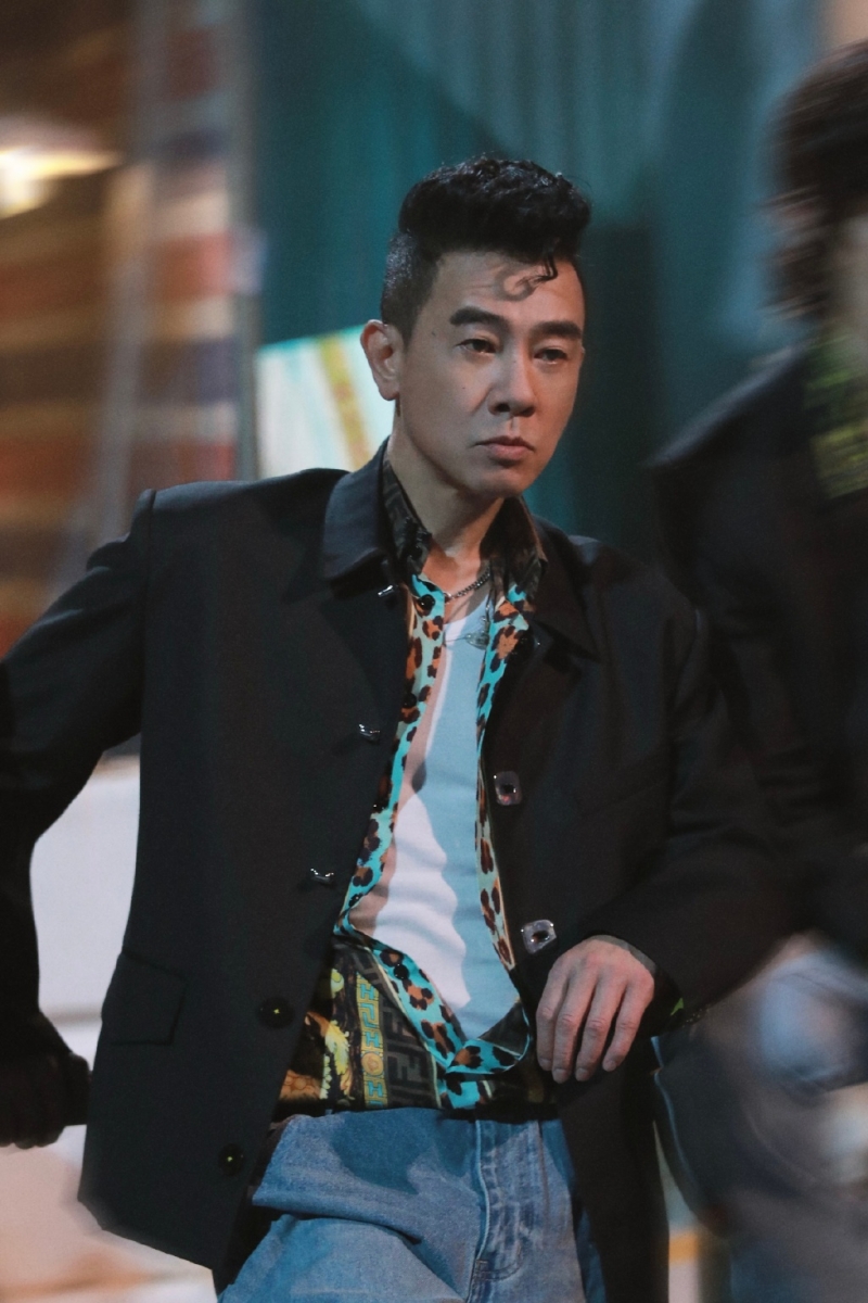 没想到最后却来了个“大反转”战胜了陈小春部落,拿到了四个初始火焰。