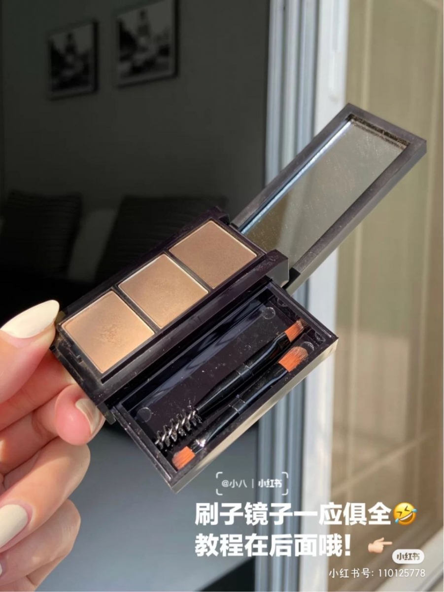 小抽屉设计可以装下两把眉刷